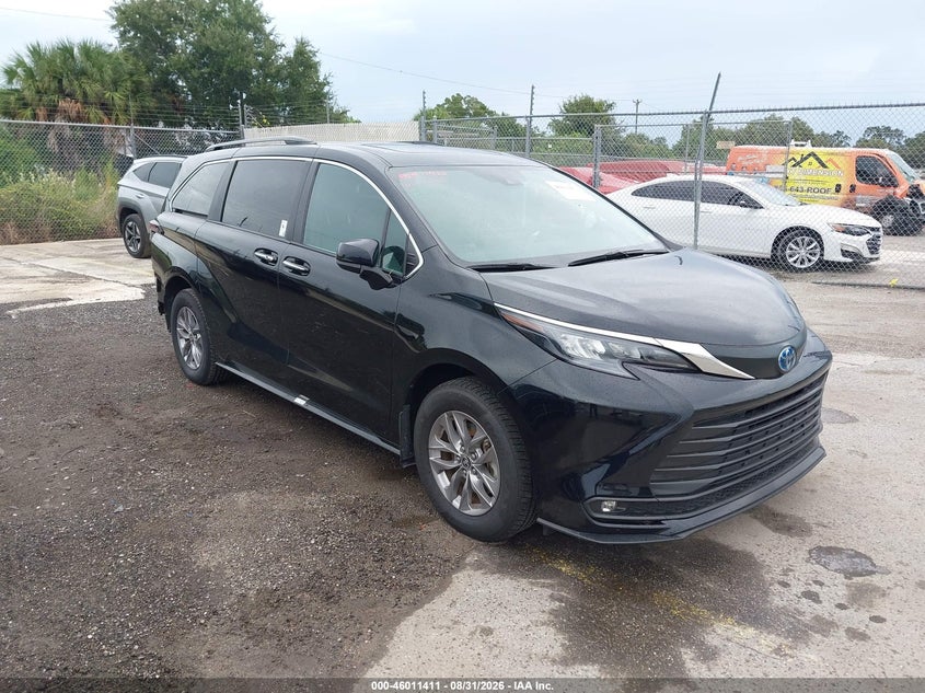 Photo of the 2025 TOYOTA SIENNA XLE