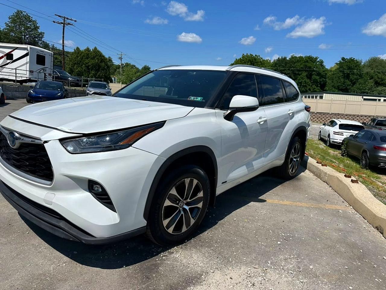 Photo of the 2022 TOYOTA HIGHLANDER HYBRID XLE