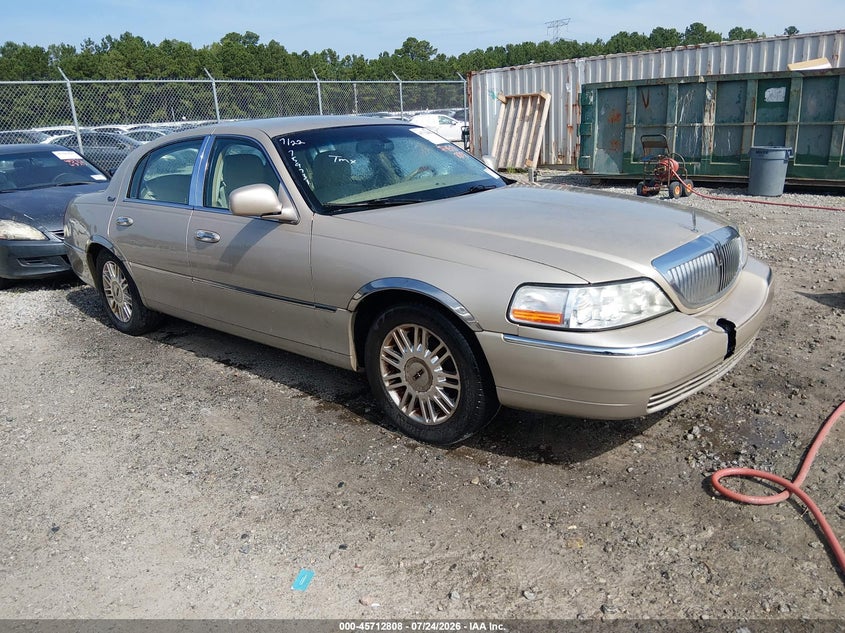 Photo of the 2011 LINCOLN TOWN CAR SIGNATURE LIMITED