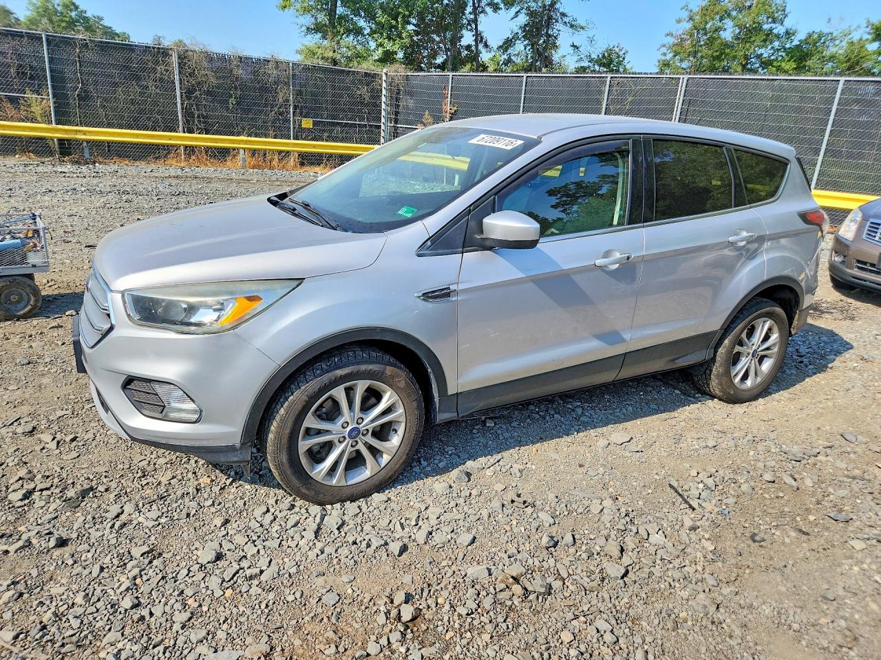 Photo of the 2017 FORD ESCAPE SE