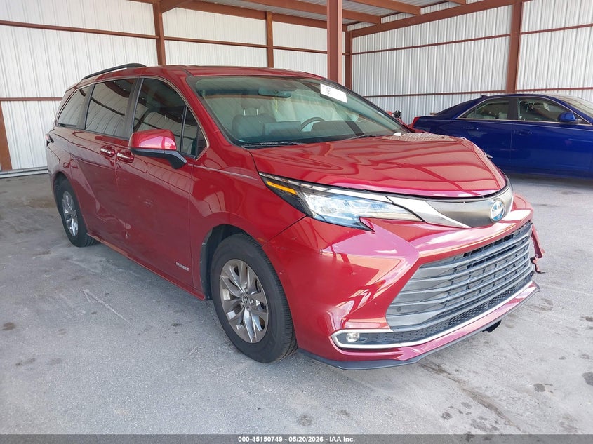 Photo of the 2021 TOYOTA SIENNA XLE