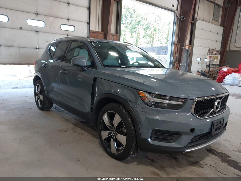 Photo of the 2020 VOLVO XC40 T5 MOMENTUM
