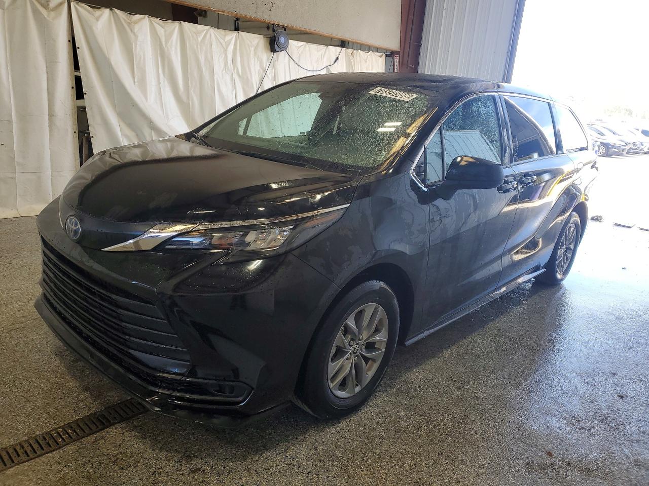 Photo of the 2025 TOYOTA SIENNA LE