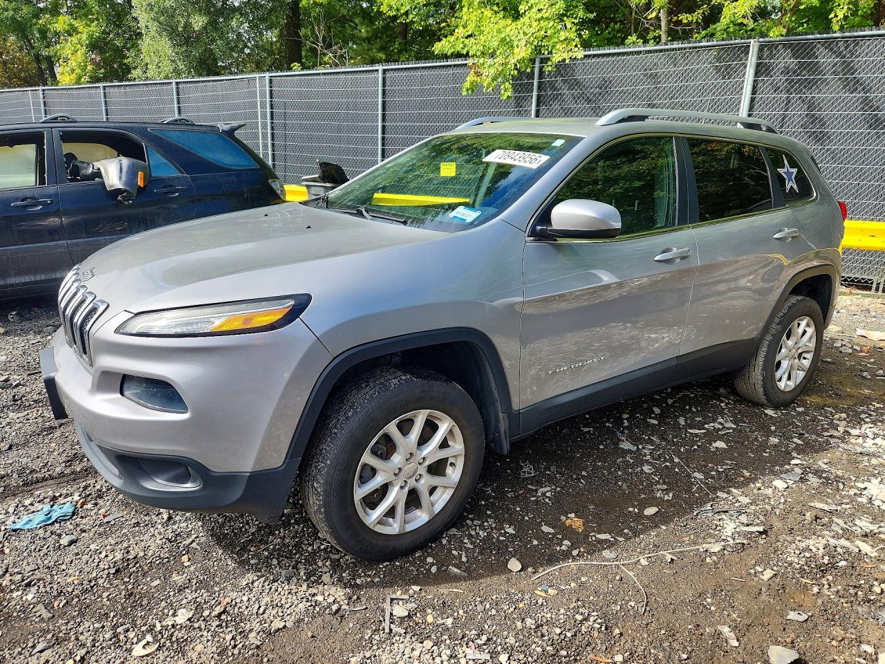 Photo of the 2016 JEEP CHEROKEE LATITUDE
