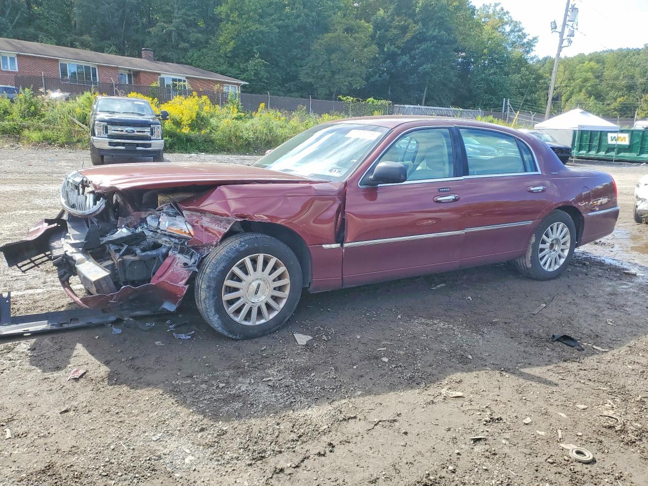 Photo of the 2003 LINCOLN TOWN CAR SIGNATURE