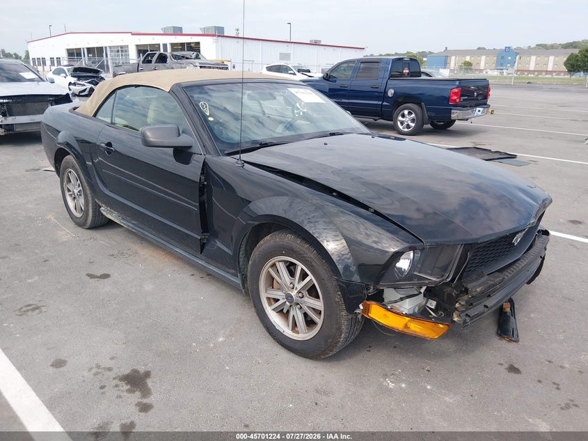 Photo of the 2005 FORD MUSTANG