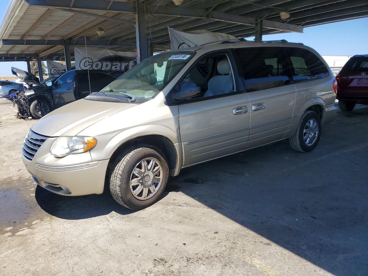 Photo of the 2005 CHRYSLER TOWN & COUNTRY LIMITED