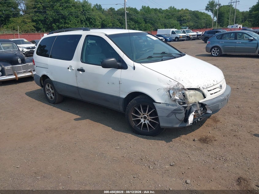 Photo of the 2002 TOYOTA SIENNA LE