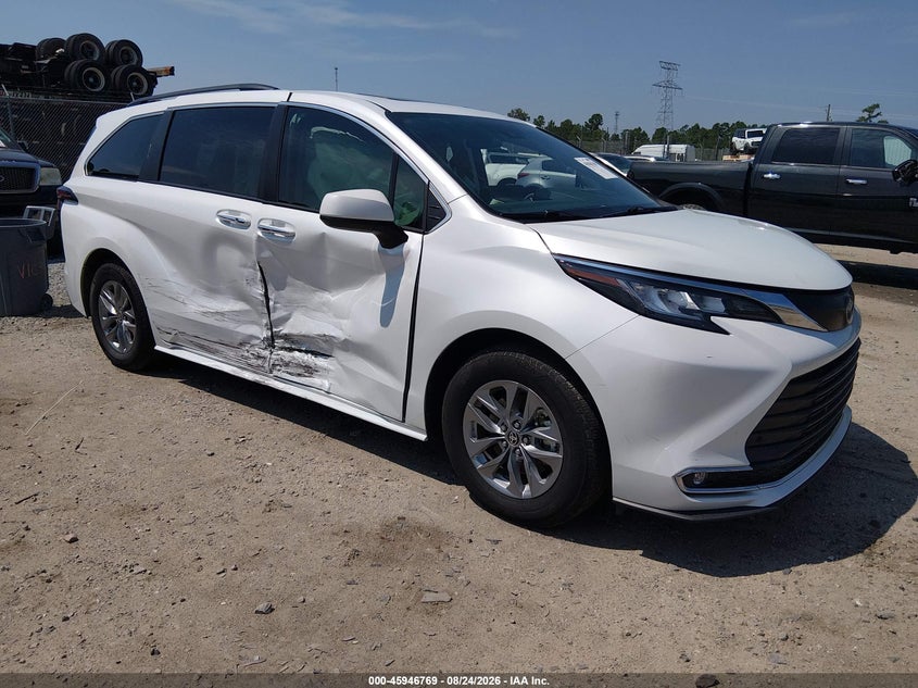 Photo of the 2022 TOYOTA SIENNA XLE