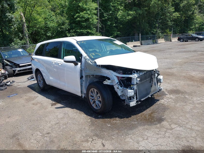 Photo of the 2024 TOYOTA SIENNA LE