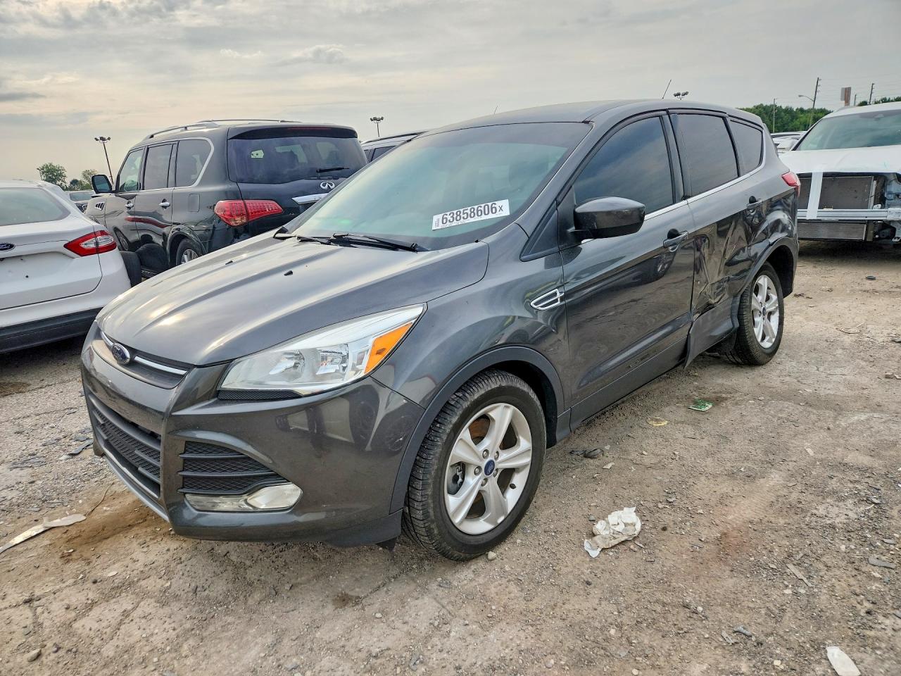 Photo of the 2016 FORD ESCAPE SE