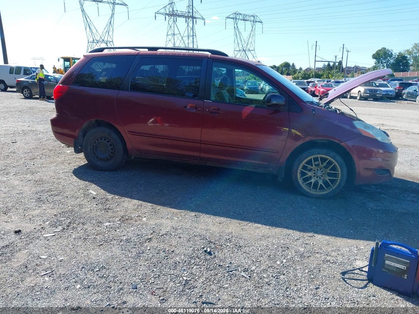 Photo of the 2009 TOYOTA SIENNA LE