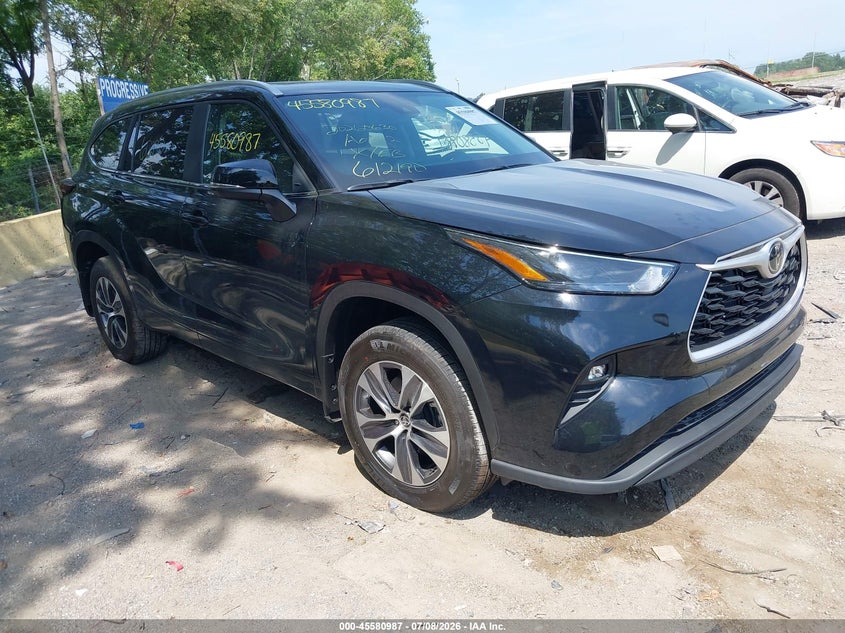 Photo of the 2026 TOYOTA HIGHLANDER XLE