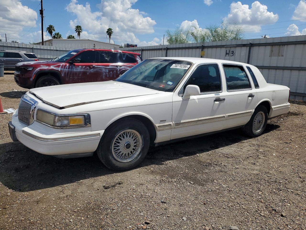 Photo of the 1995 LINCOLN TOWN CAR SIGNATURE