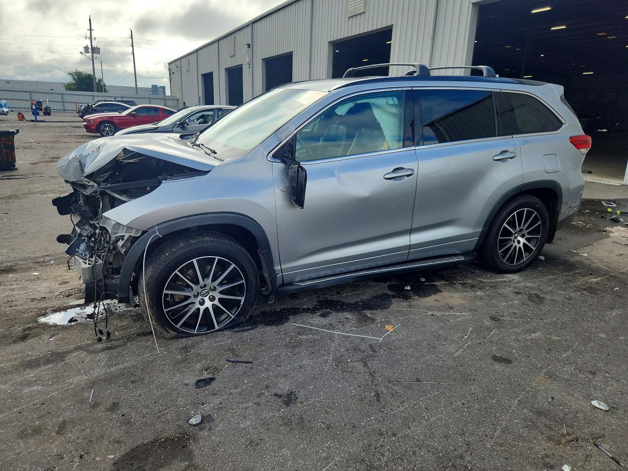 Photo of the 2017 TOYOTA HIGHLANDER SE