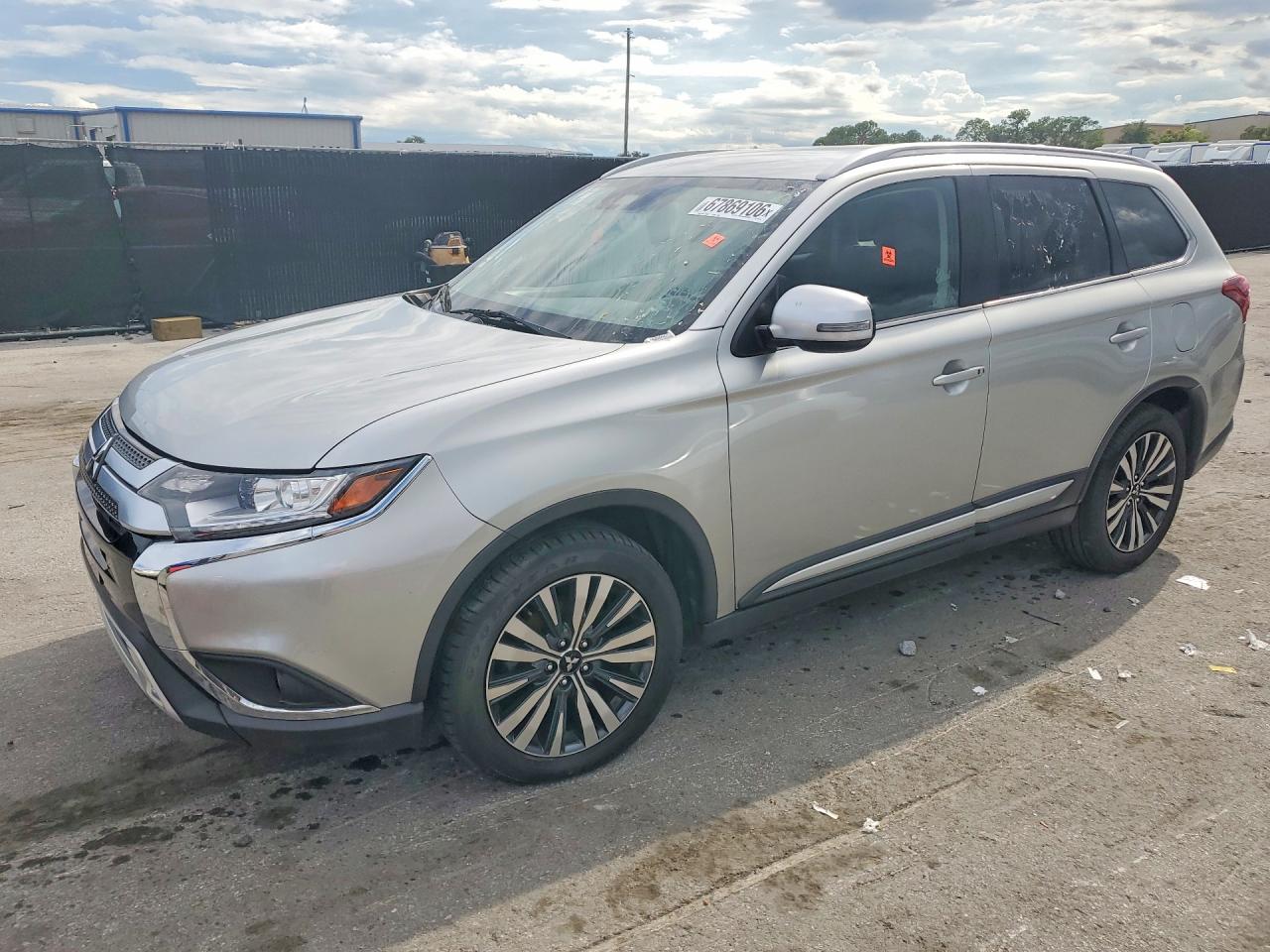 Photo of the 2020 MITSUBISHI OUTLANDER SE