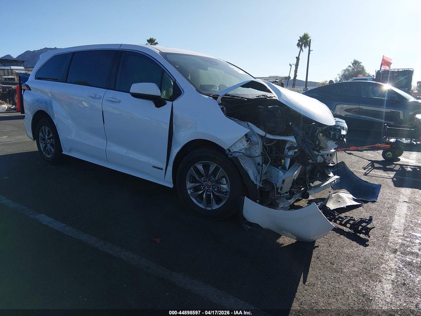 Photo of the 2021 TOYOTA SIENNA LE