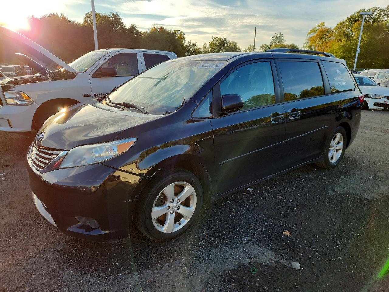 Photo of the 2017 TOYOTA SIENNA LE