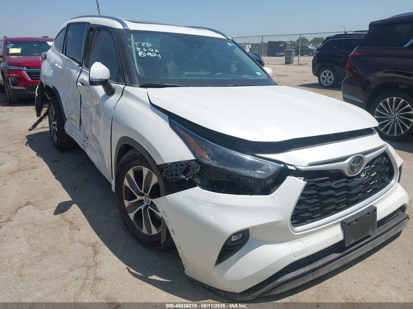Photo of the 2021 TOYOTA HIGHLANDER XLE