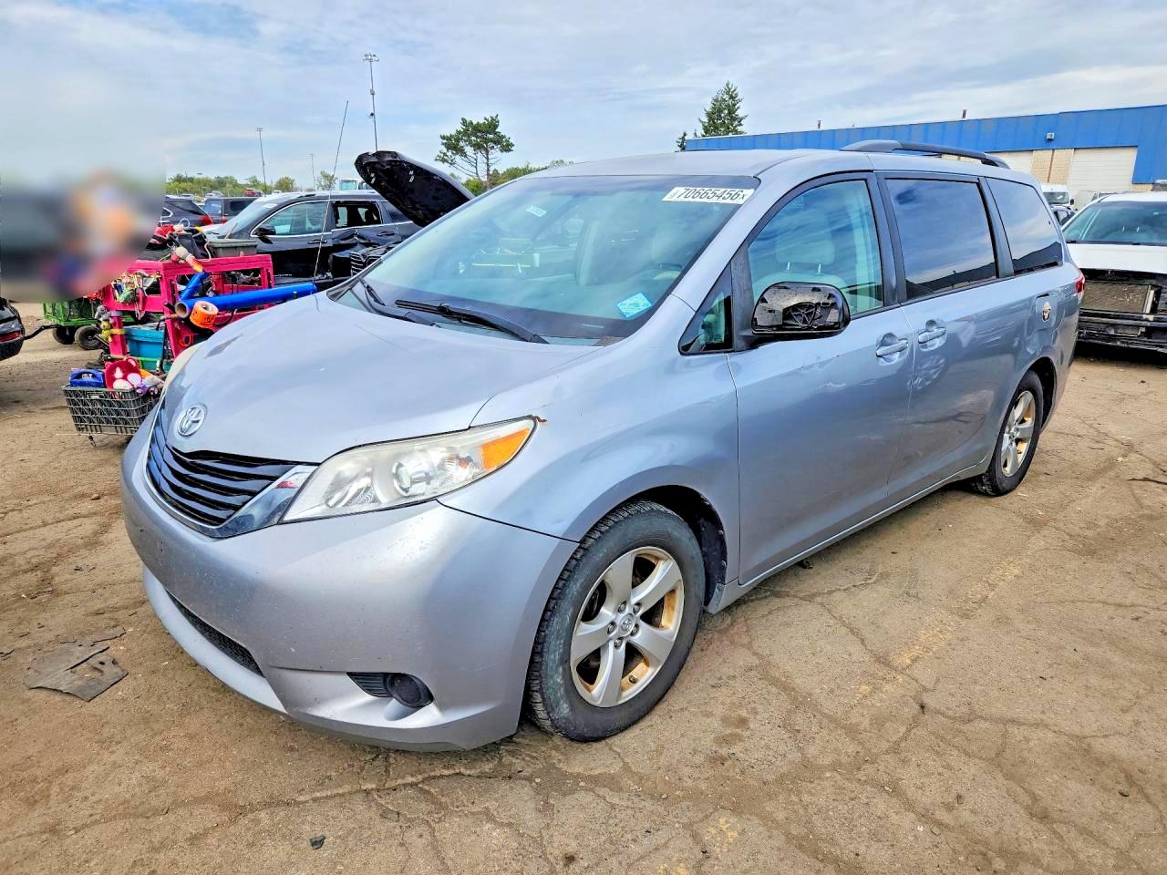 Photo of the 2014 TOYOTA SIENNA LE