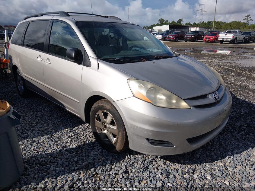 Photo of the 2007 TOYOTA SIENNA LE