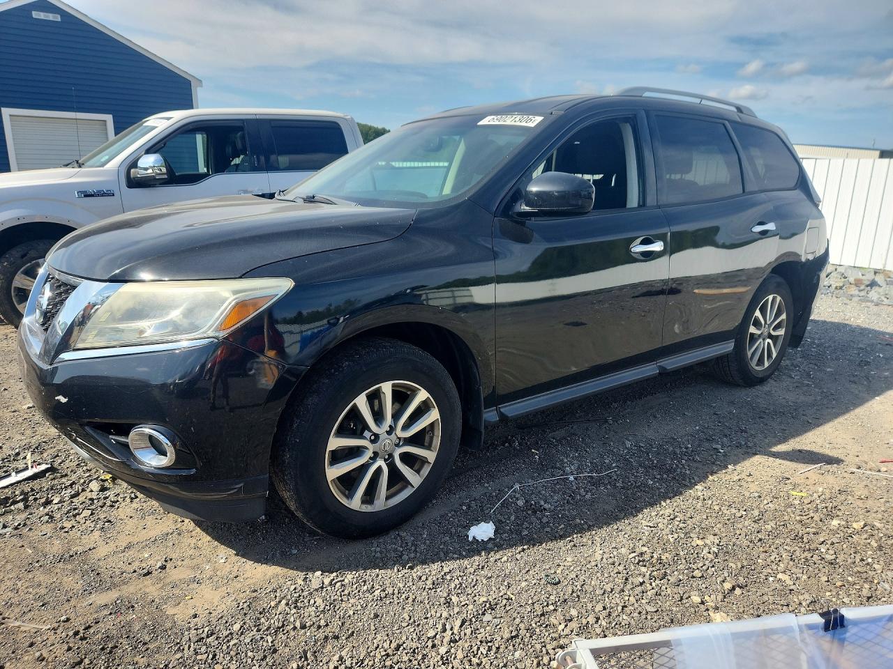 Photo of the 2015 NISSAN PATHFINDER SV