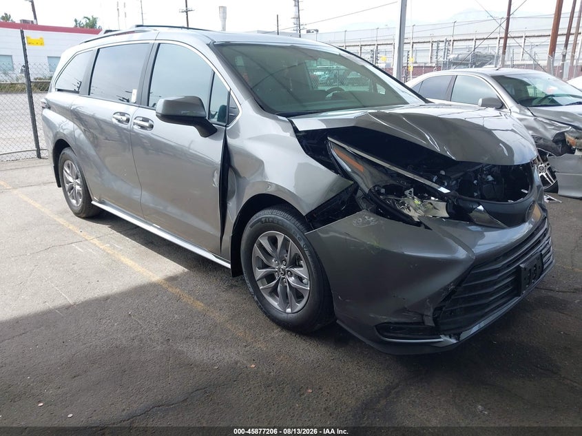 Photo of the 2026 TOYOTA SIENNA XLE