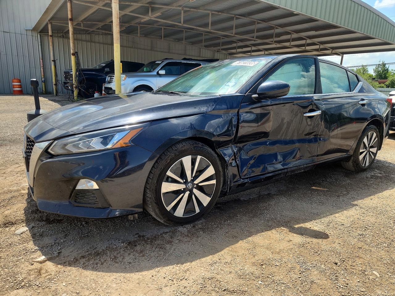 Photo of the 2022 NISSAN ALTIMA SV