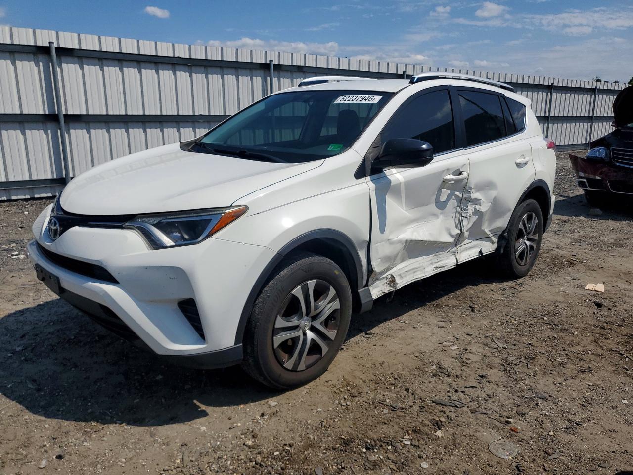 Photo of the 2016 TOYOTA RAV4 LE