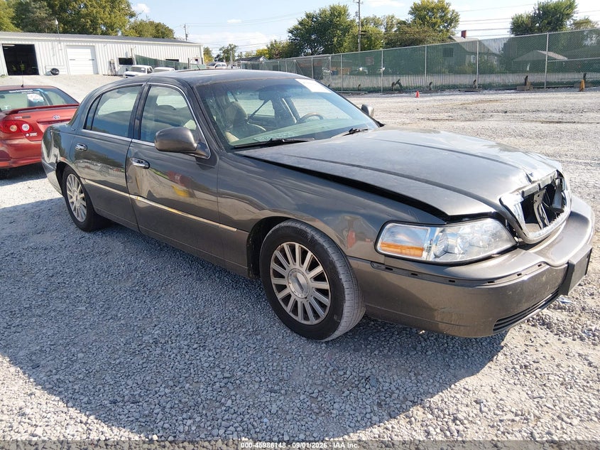 Photo of the 2004 LINCOLN TOWN CAR ULTIMATE