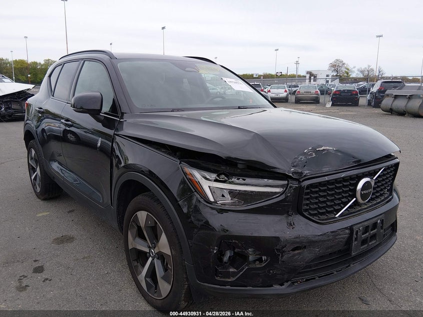 Photo of the 2024 VOLVO XC40 B5 CORE DARK THEME