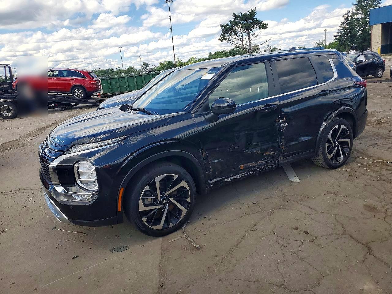 Photo of the 2024 MITSUBISHI OUTLANDER SE