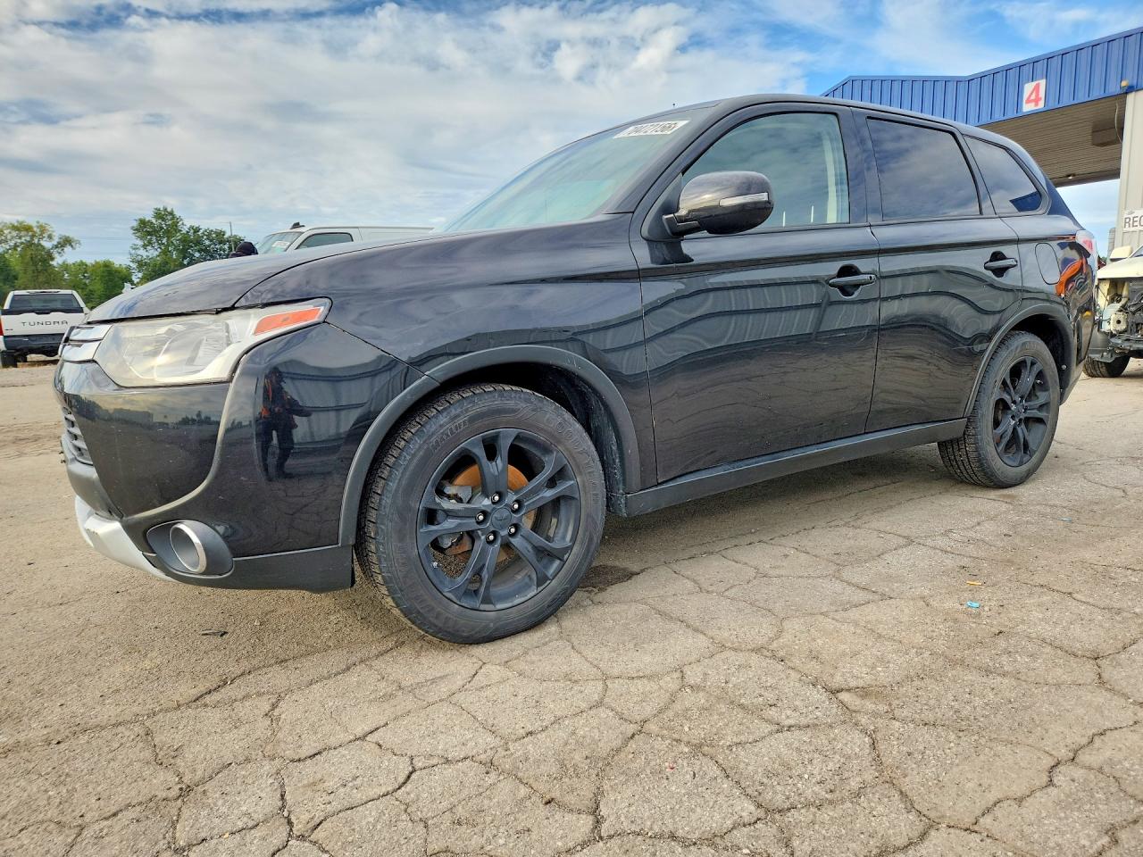 Photo of the 2015 MITSUBISHI OUTLANDER SE