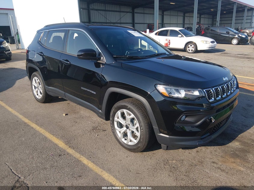 Photo of the 2025 JEEP COMPASS LATITUDE 4X4