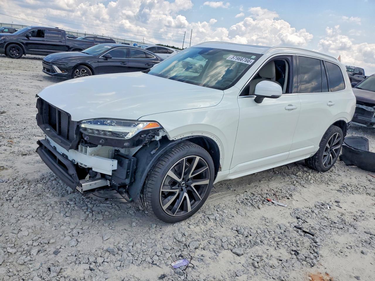 Photo of the 2021 VOLVO XC90 T6 MOMENTUM