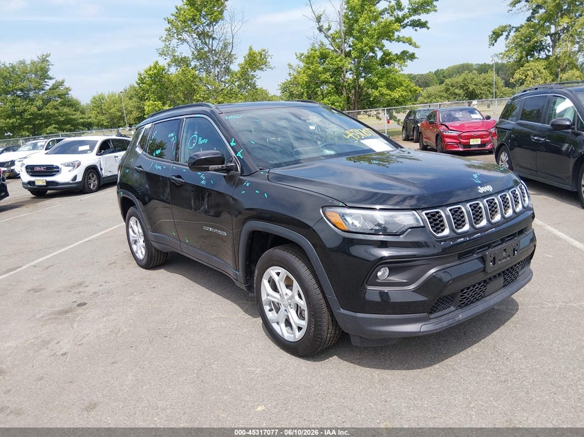 Photo of the 2024 JEEP COMPASS LATITUDE 4X4