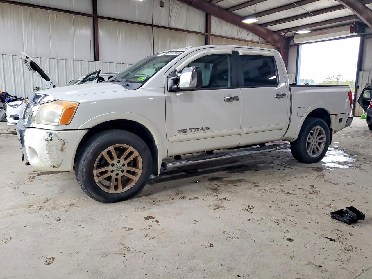 Photo of the 2011 NISSAN TITAN SV