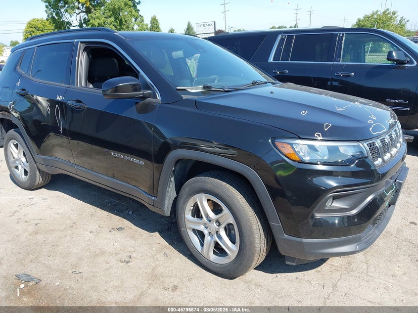 Photo of the 2024 JEEP COMPASS LATITUDE 4X4