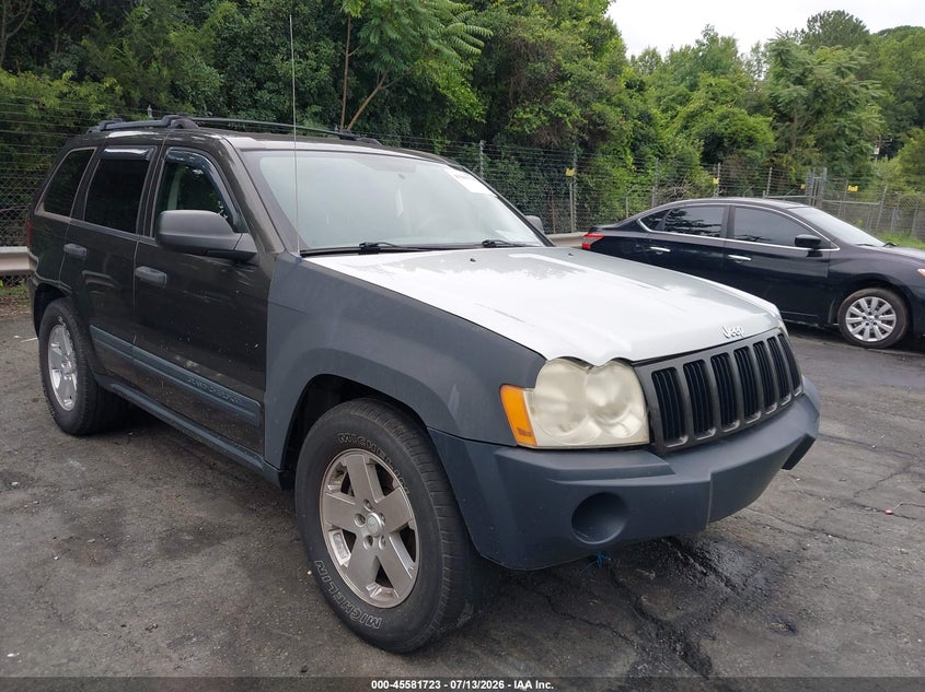 Photo of the 2005 JEEP GRAND CHEROKEE LAREDO