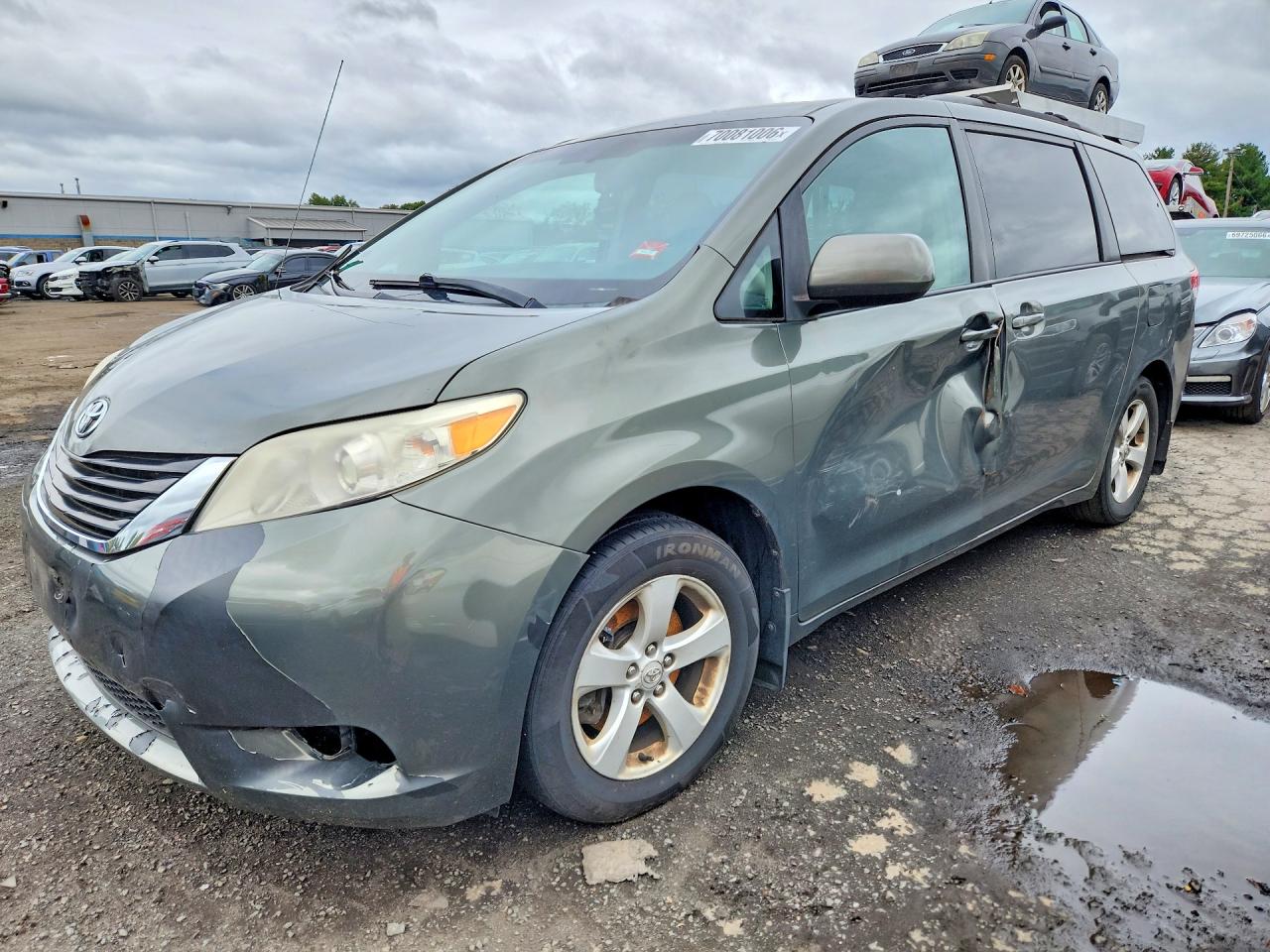 Photo of the 2011 TOYOTA SIENNA LE