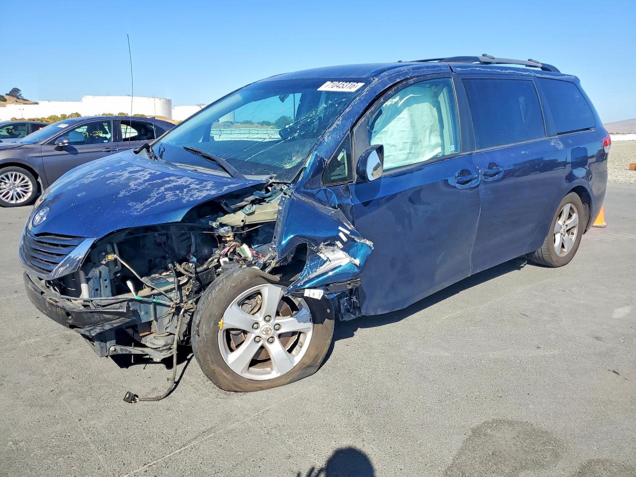 Photo of the 2011 TOYOTA SIENNA LE