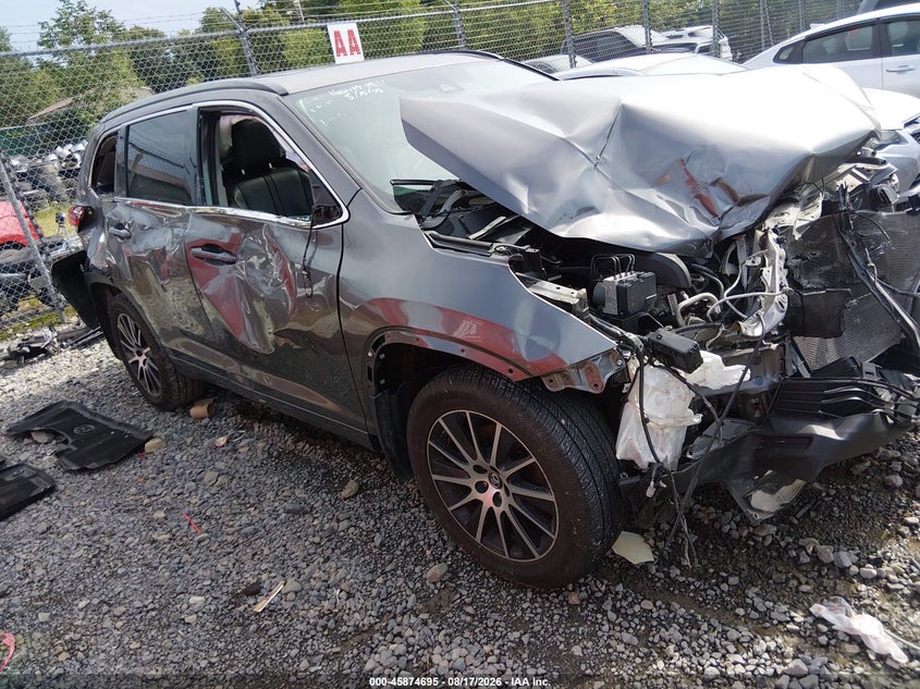 Photo of the 2018 TOYOTA HIGHLANDER SE