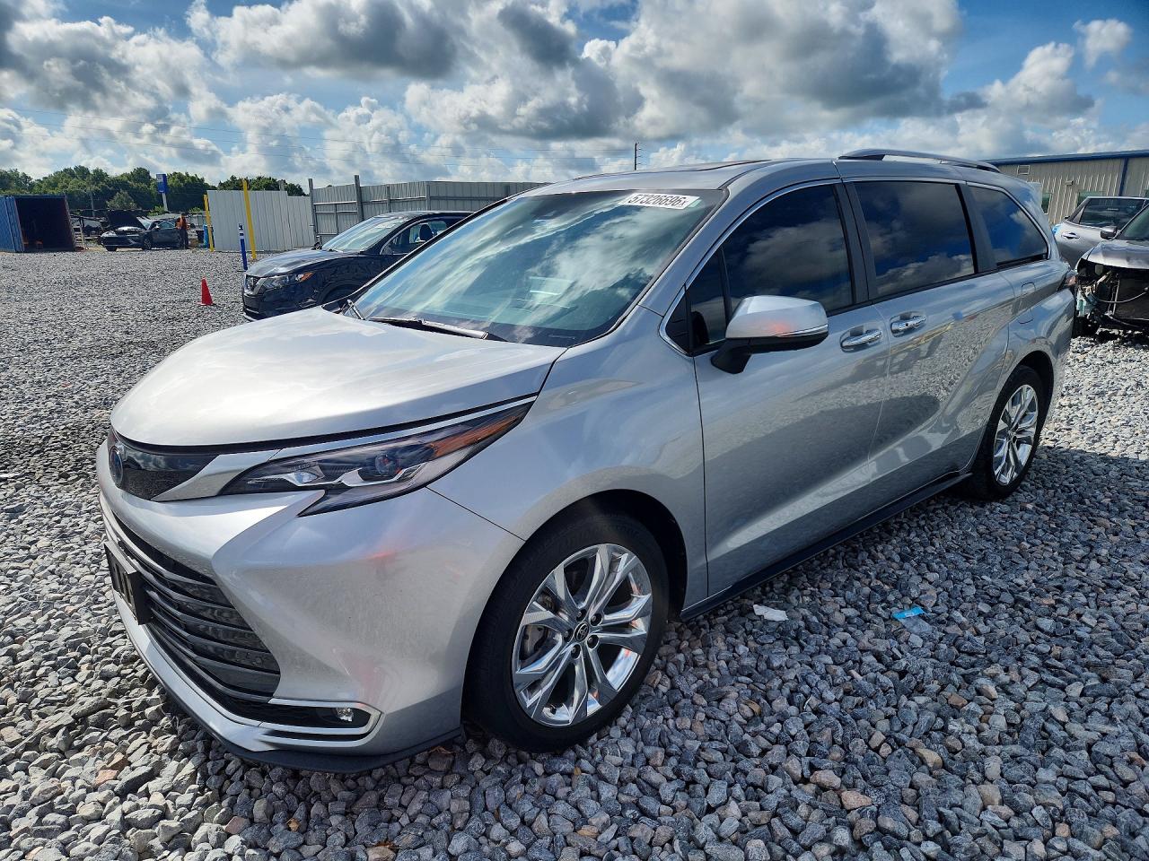 Photo of the 2023 TOYOTA SIENNA PLATINUM 7-PASSENGER