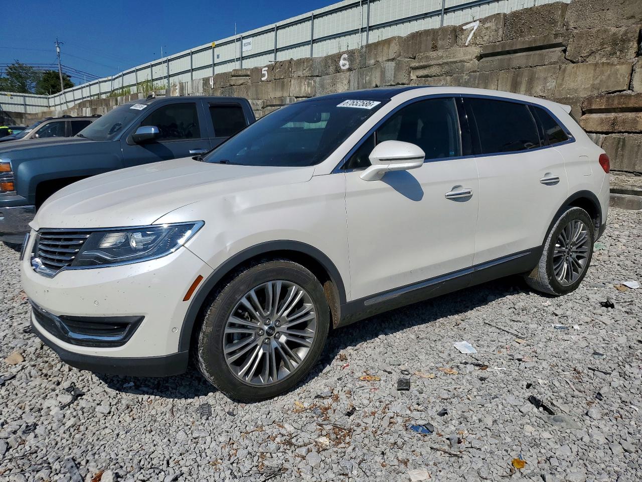 Photo of the 2016 LINCOLN MKX RESERVE