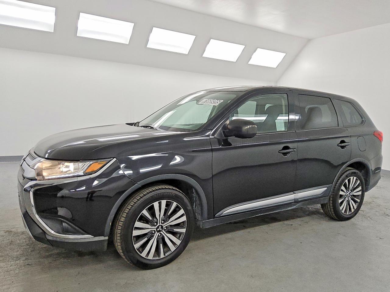 Photo of the 2019 MITSUBISHI OUTLANDER SE